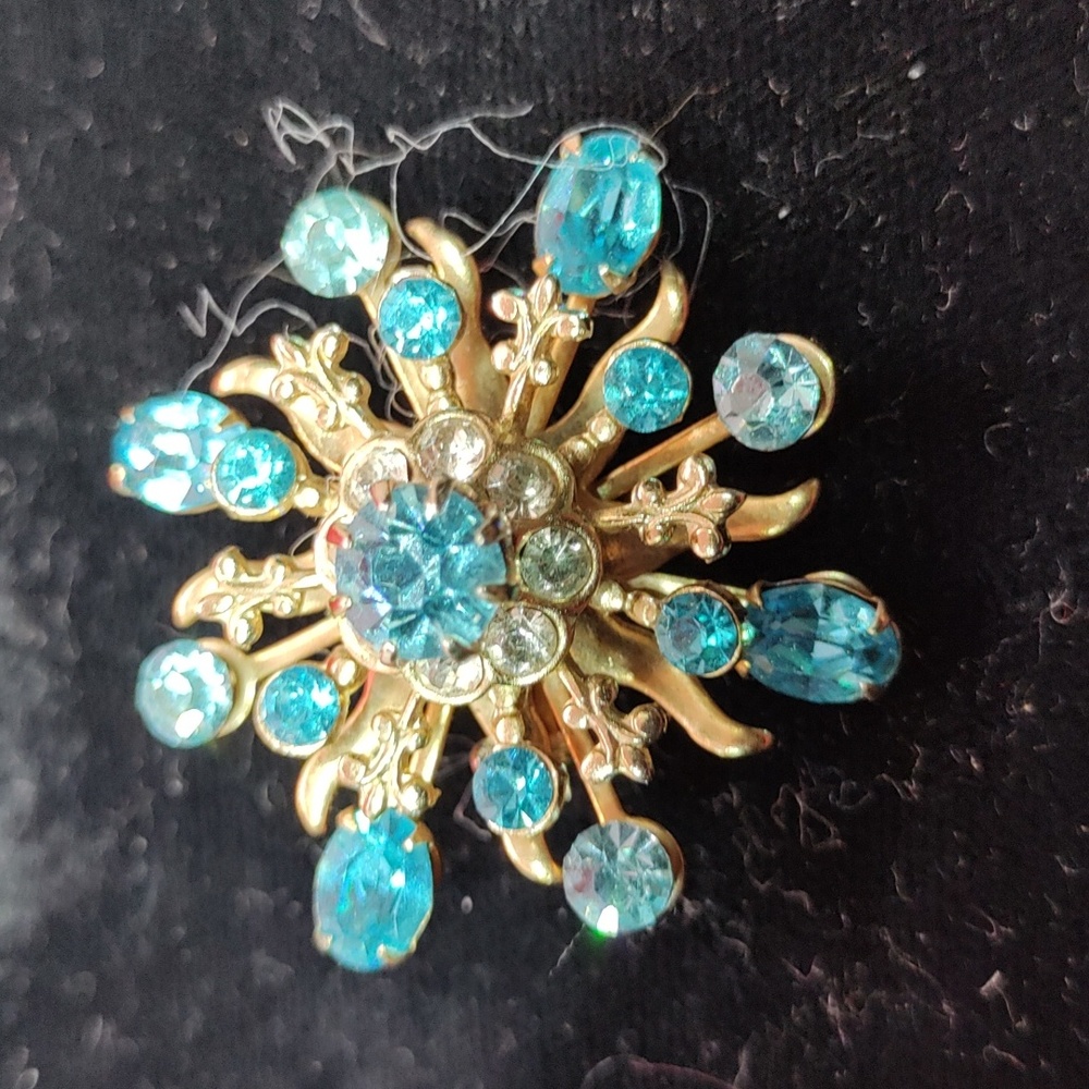 VINTAGE rhinestone snowflake brooch